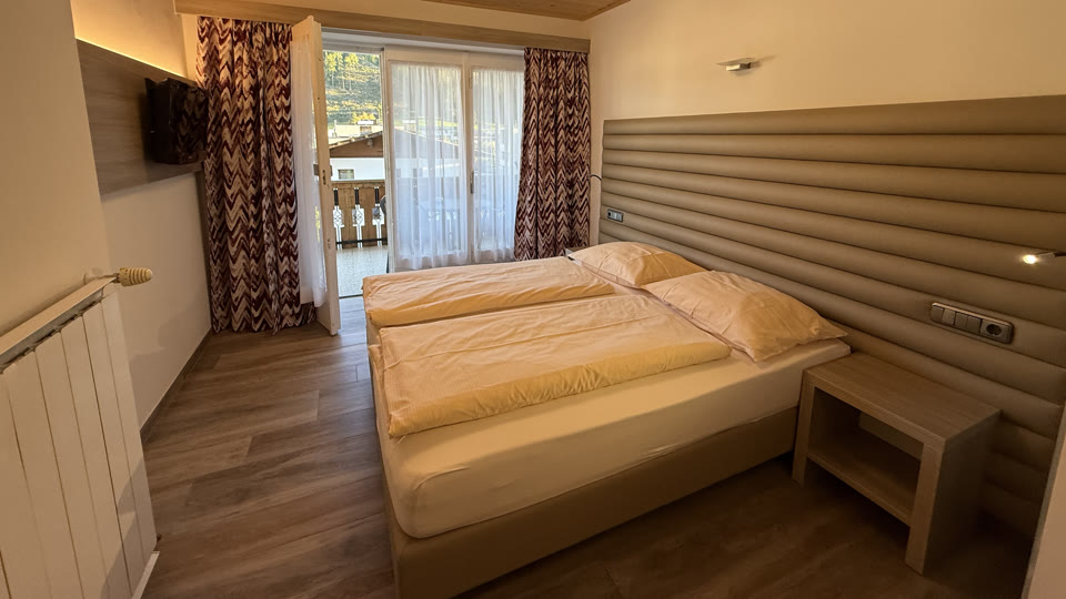 Balkonzimmer mit Doppelbett im Hotel Bergland