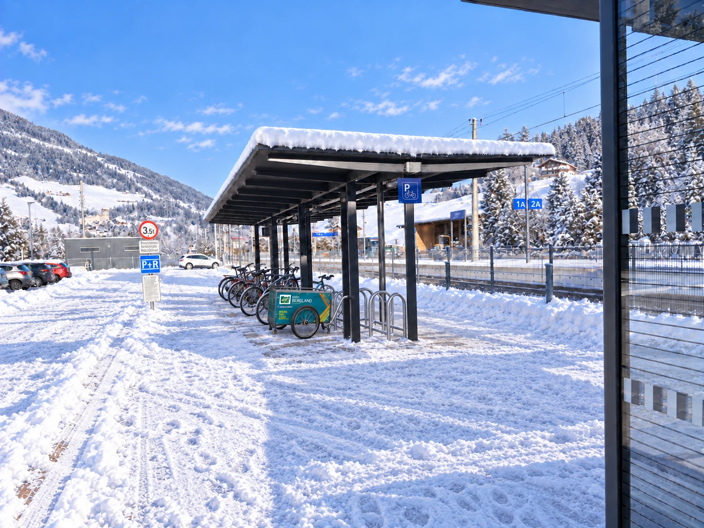 KI-Illustration: Eine mögliche Abstelllösung für den Bollerwagen zwischen Fahrrädern am Bahnhof.