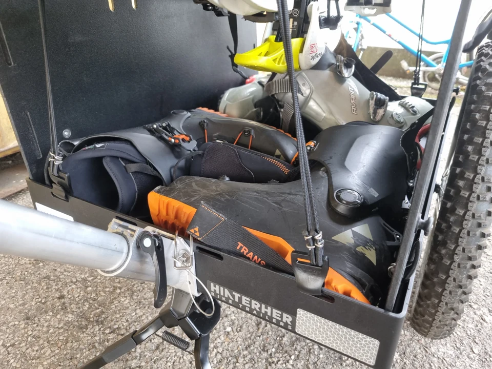 Blick in den Wagen: Skischuhe und Helm unter der Skiausrüstung.