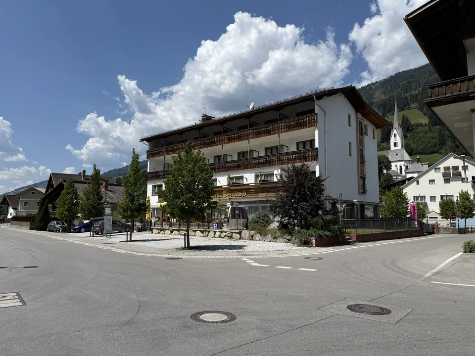 Außenansicht des Hotel Bergland in Sillian unter blauem Himmel