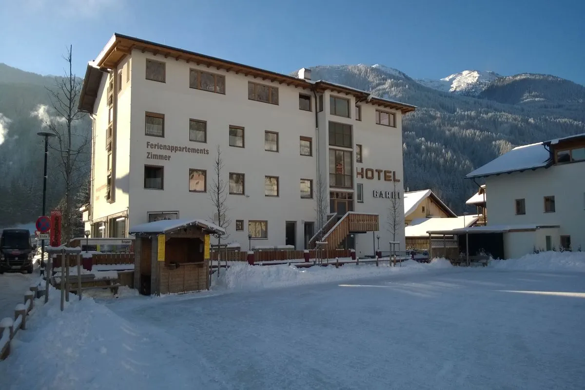 Rückseite des Hotel Bergland in Sillian im Schnee