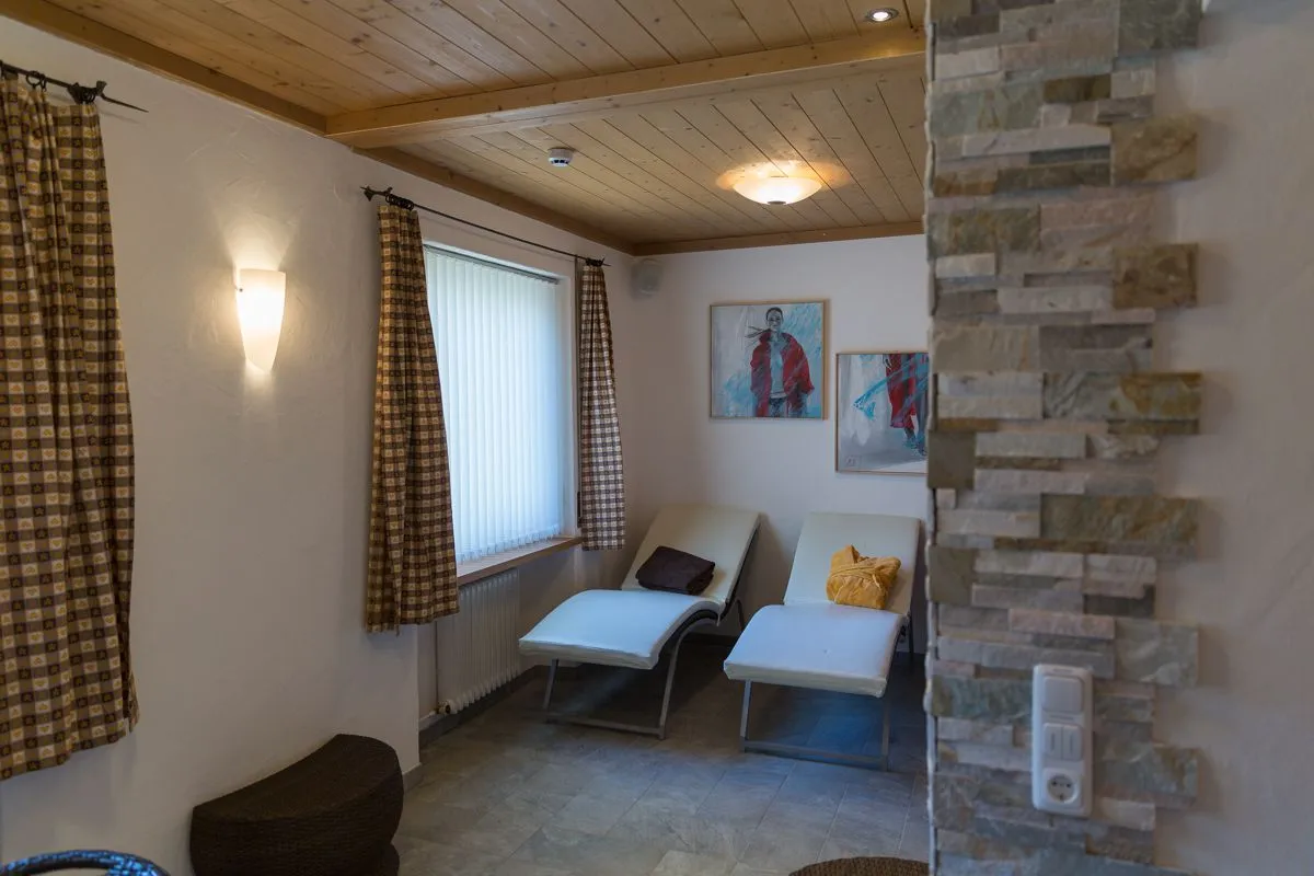 Liegestühle im Ruheraum des Hotel Bergland