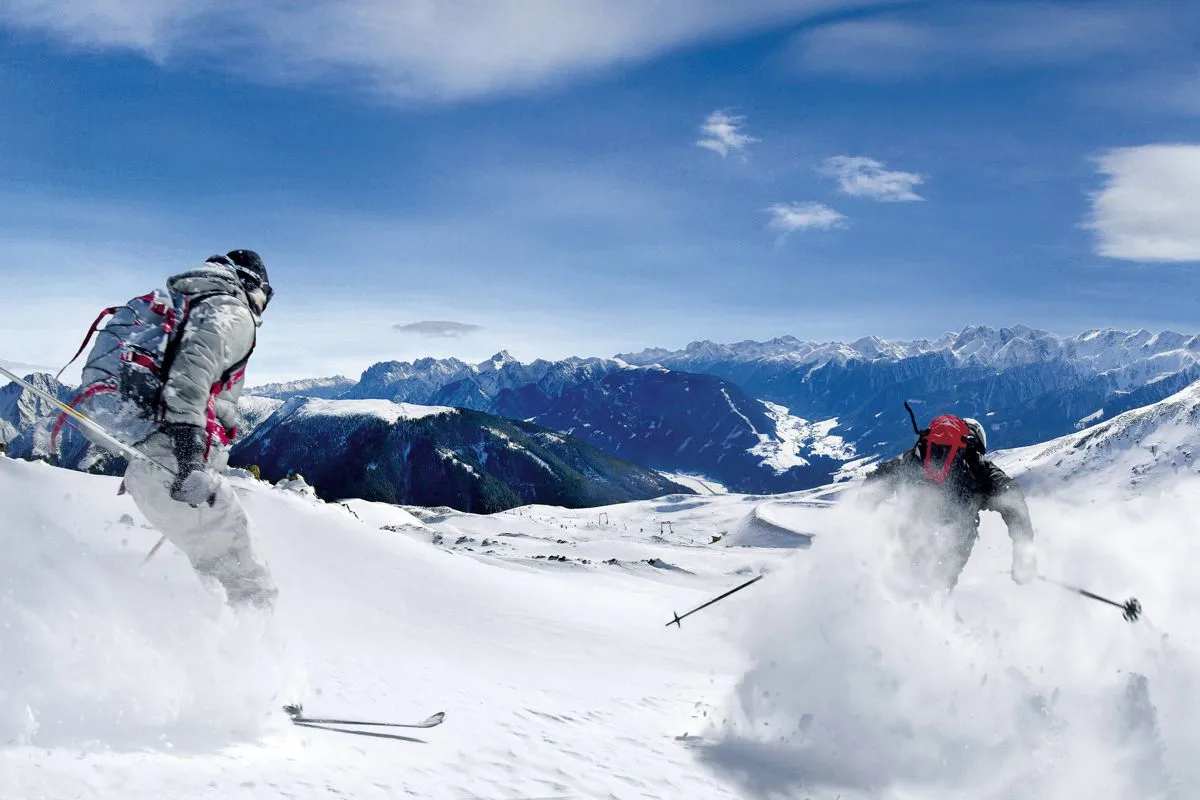 Skifahrer am Thurntaler mit Blick über das verschneite Hochpustertal