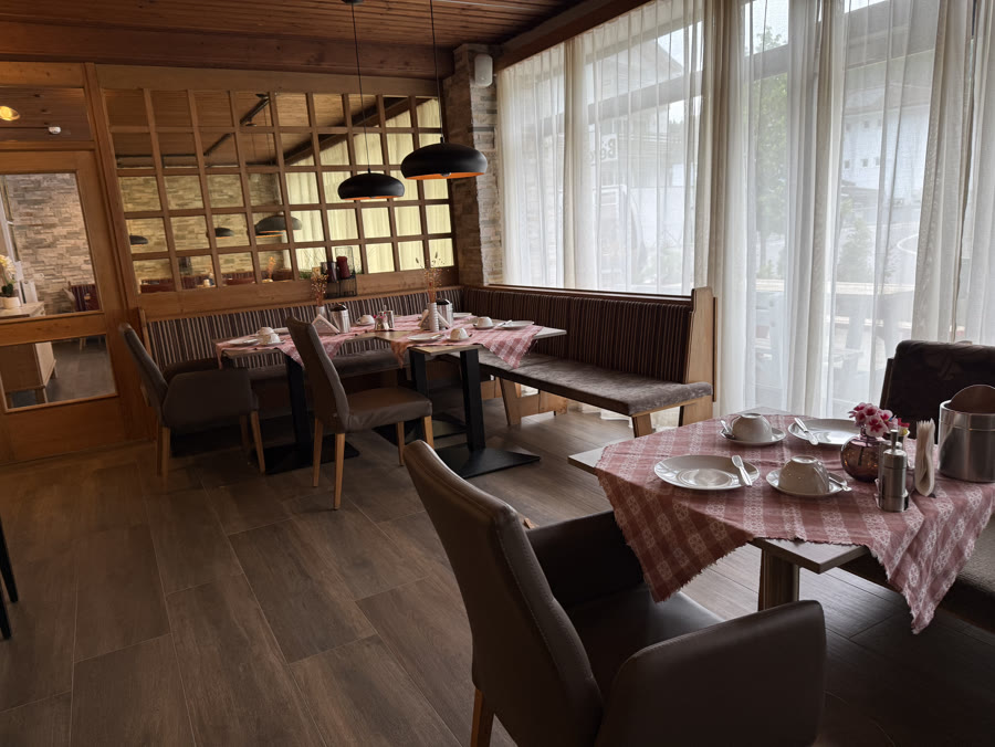 Frühstücksbuffet Hotel Bergland – Aufschnitt, Käse und warme Speisen
