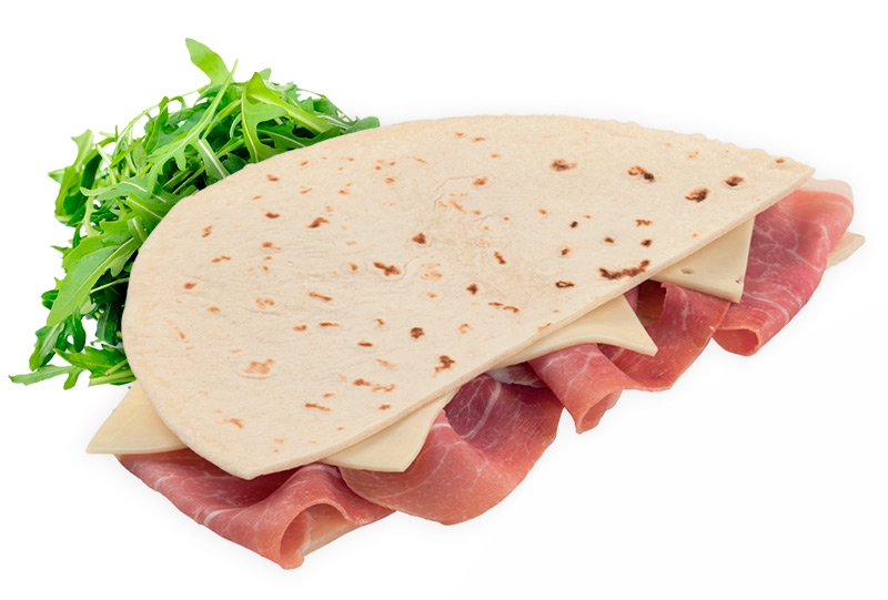 Piadina gefüllt mit Käse und Rohschinken