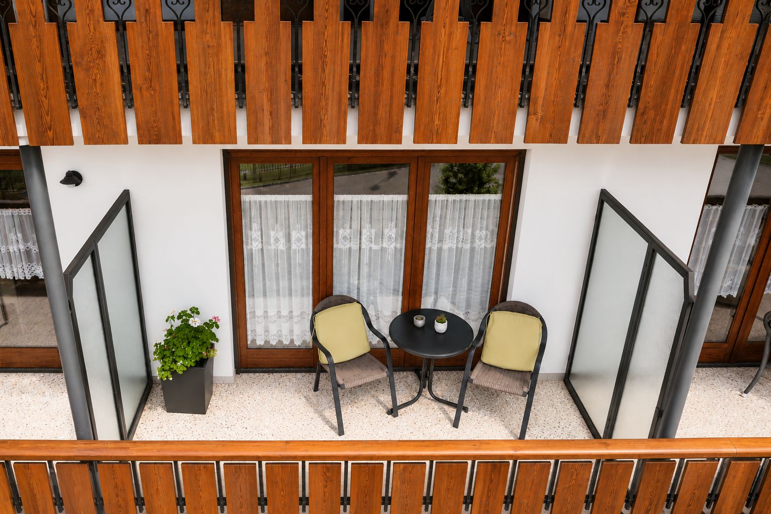 Balkon mit Sitzplatz und Holzgeländer