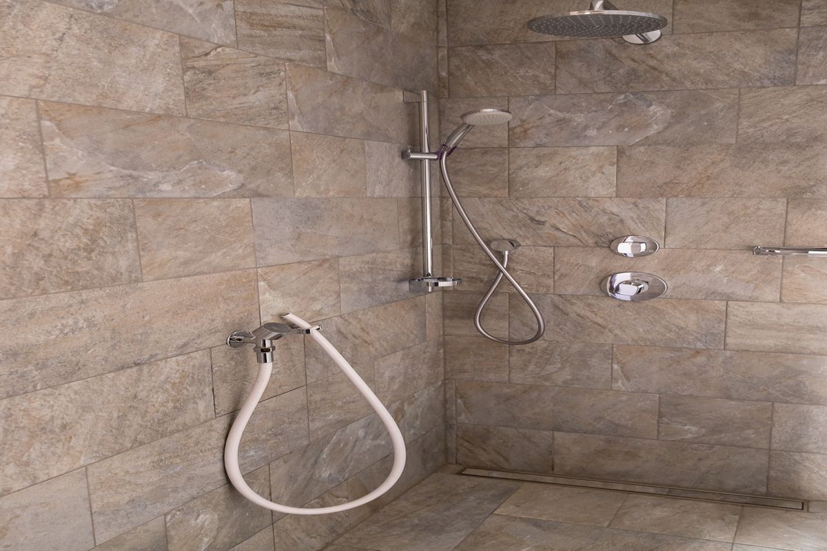 Dusche mit hellen Steinfliesen