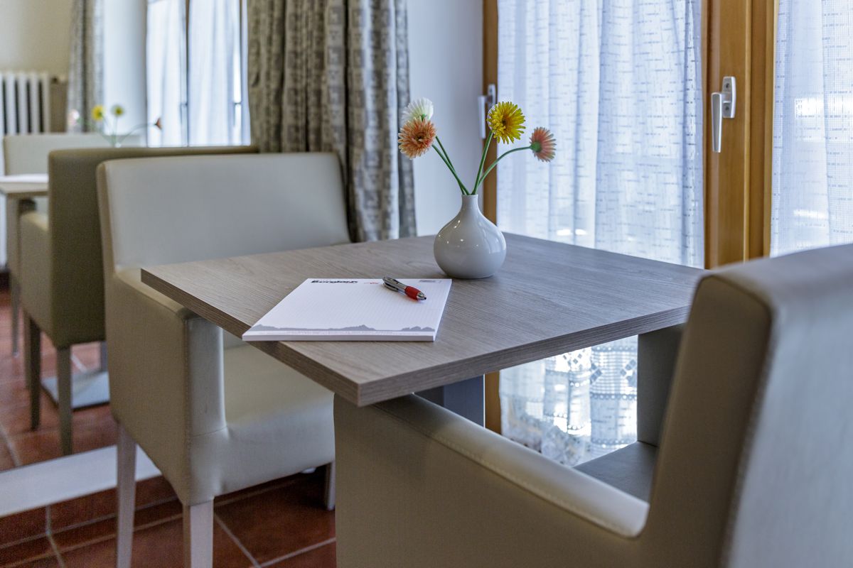 Doppelzimmer – Übersicht mit Bett