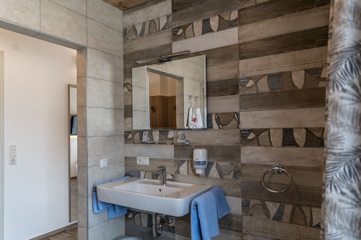 Zimmer – Terrasse/Balkon mit Sitzplatz